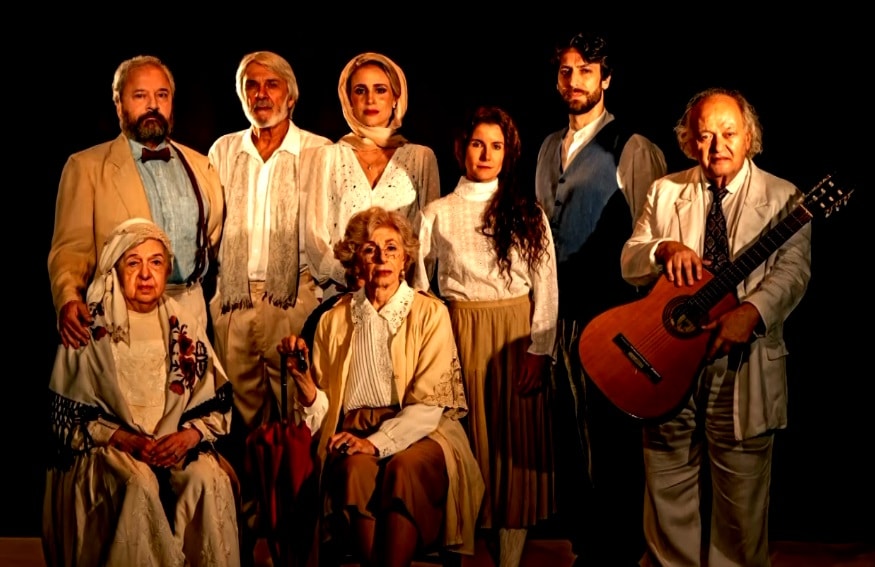Grupo de pe&ccedil;a teatral reunido.