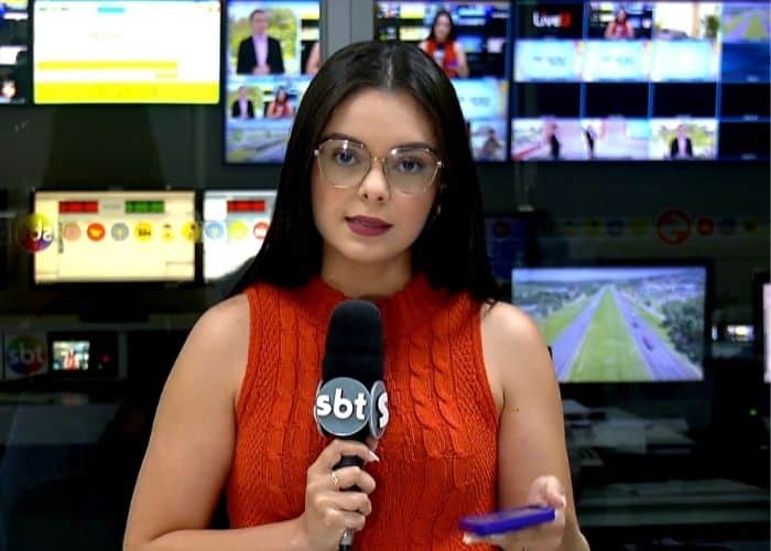 Rep&oacute;rter Fernanda Sena falando sobre o caso do homem atropelado em Itupeva.