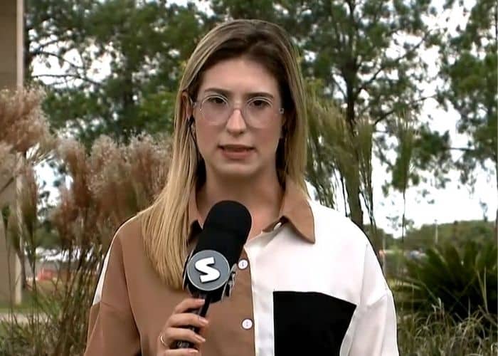 Rep&oacute;rter Nicole Bonentti falando sobre o caso do casal homoafetivo de Jundia&iacute;.