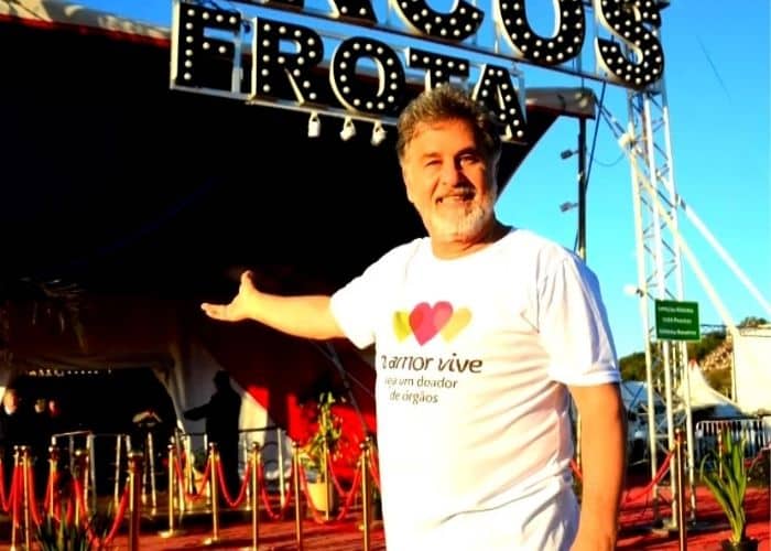 Marcos Frota em frente ao seu Circo.