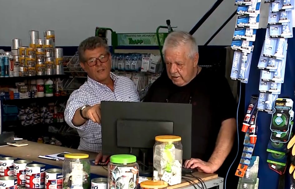 2 homens mexendo em um computador.