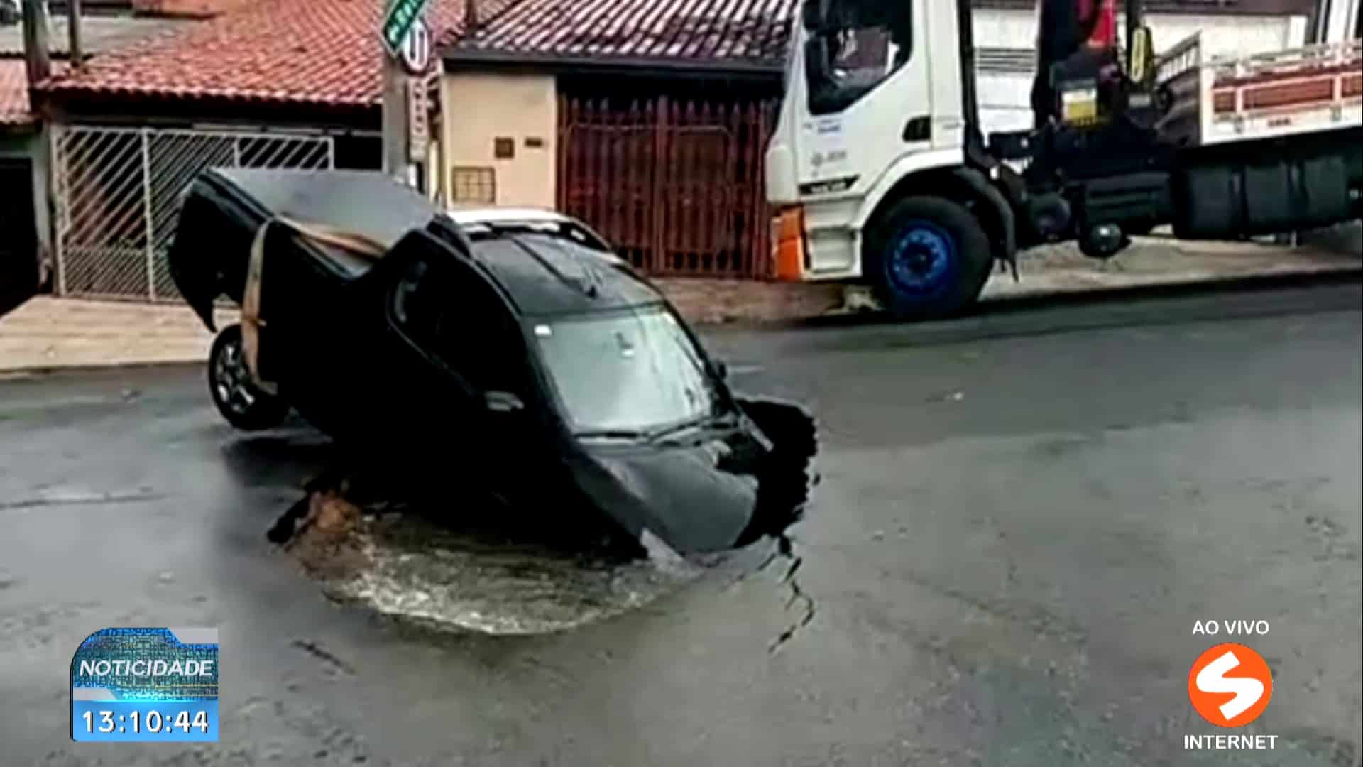 Utilit&aacute;rio cai em cratera ap&oacute;s trecho de rua ceder em Sorocaba
