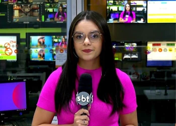 Rep&oacute;rter Fernanda Sena falando sobre a vacina contra a Febre Amarela.