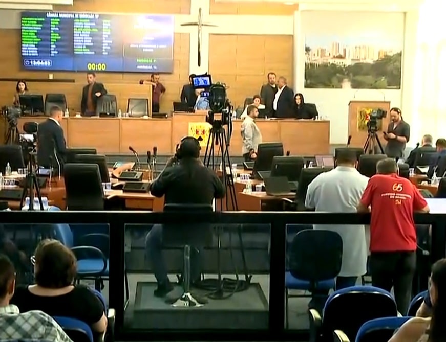 Tribunal onde est&aacute; sendo discutido o projeto das novas secretarias.