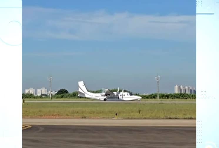 Avi&atilde;o em pista de pouso.