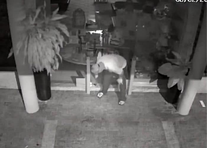 C&acirc;mera de seguran&ccedil;a capturando o momento em que o homem invade a loja.