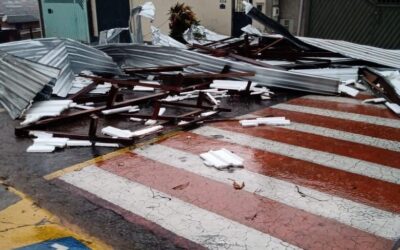 Vendaval causa destelhamento de escola e quedas de árvores em Várzea Paulista