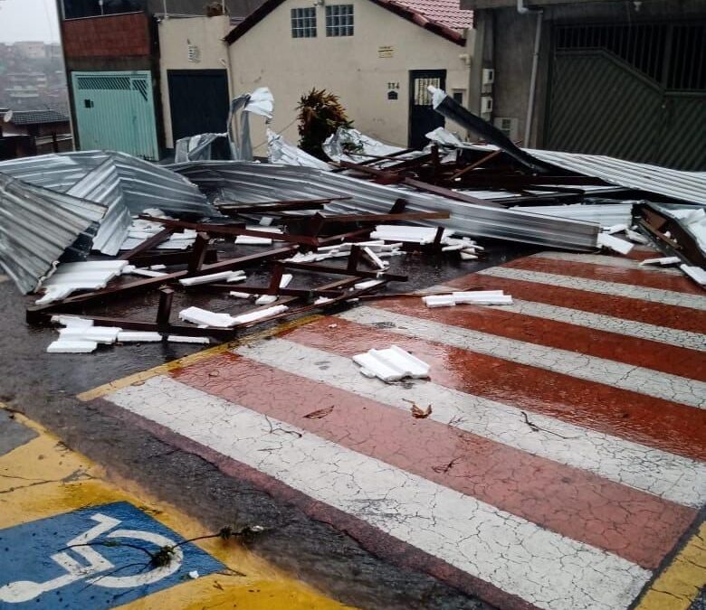 Vendaval causa destelhamento de escola e quedas de árvores em Várzea Paulista