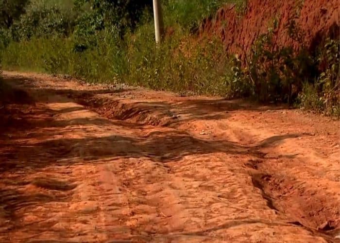 Moradores reclamam de ruas esburacadas no bairro do Cercado