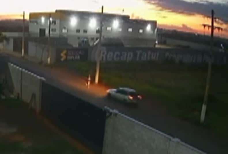 Imagem de c&acirc;mera de seguran&ccedil;a no momento do acidente.