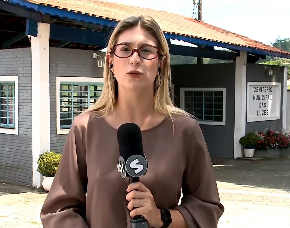 Rep&oacute;rter Nicole Bonentti falando sobre o caso de feminic&iacute;dio em Mairinque.