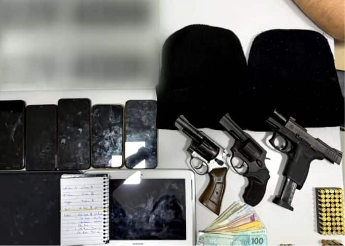 Itens apreendidos na opera&ccedil;&atilde;o contra o tr&aacute;fico de drogas.