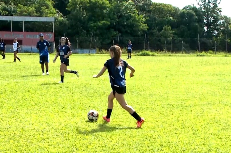 Menina correndo com a bola no seletiva do S&atilde;o Bento.