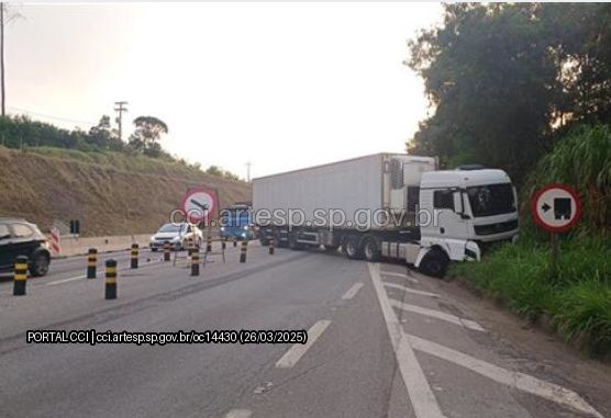 Acidente com carreta interdita Rodovia Raposo Tavares