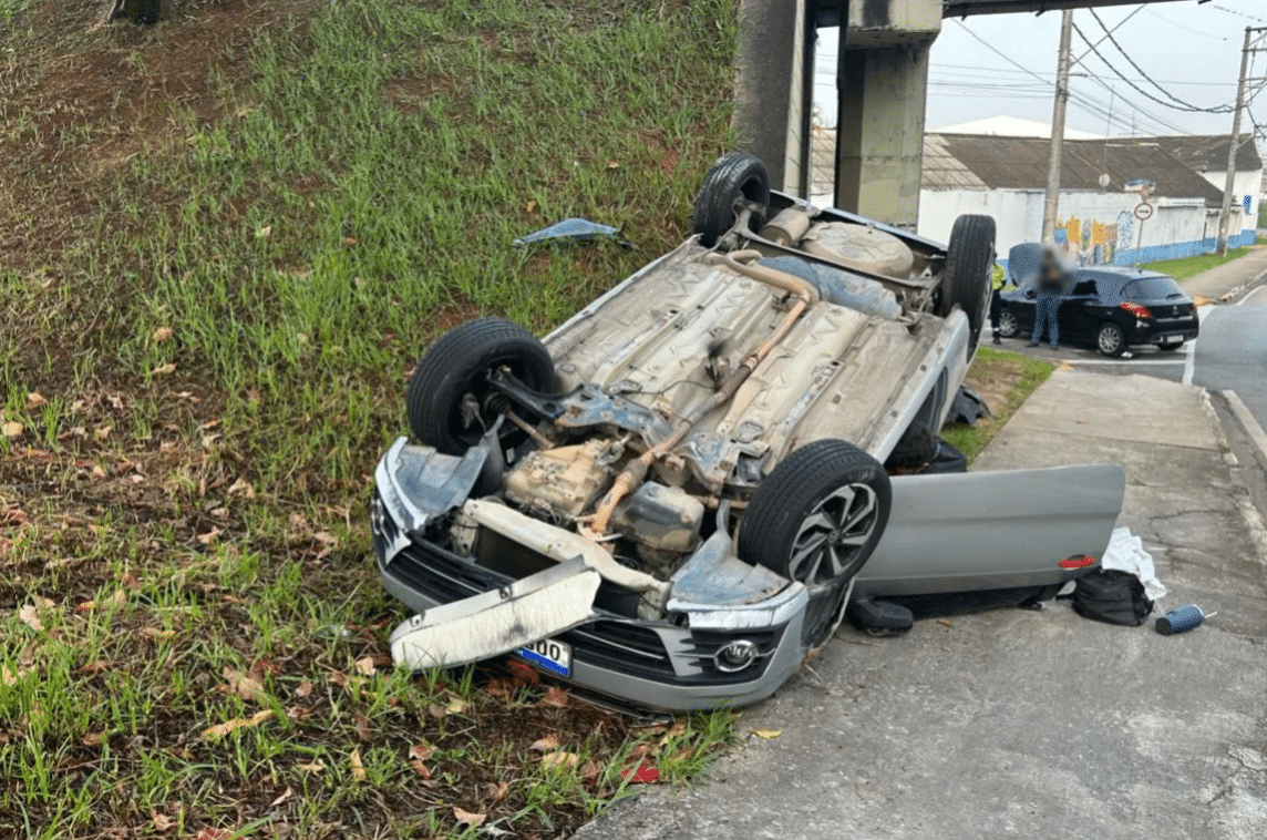 Acidente com dois carros deixa feridos e causa congestionamento em V&aacute;rzea Paulista