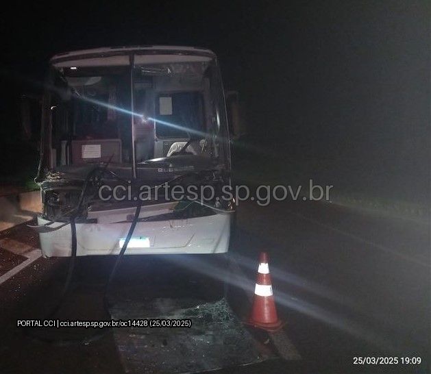 Acidente entre &ocirc;nibus e carreta deixa 36 feridos em Itapeva