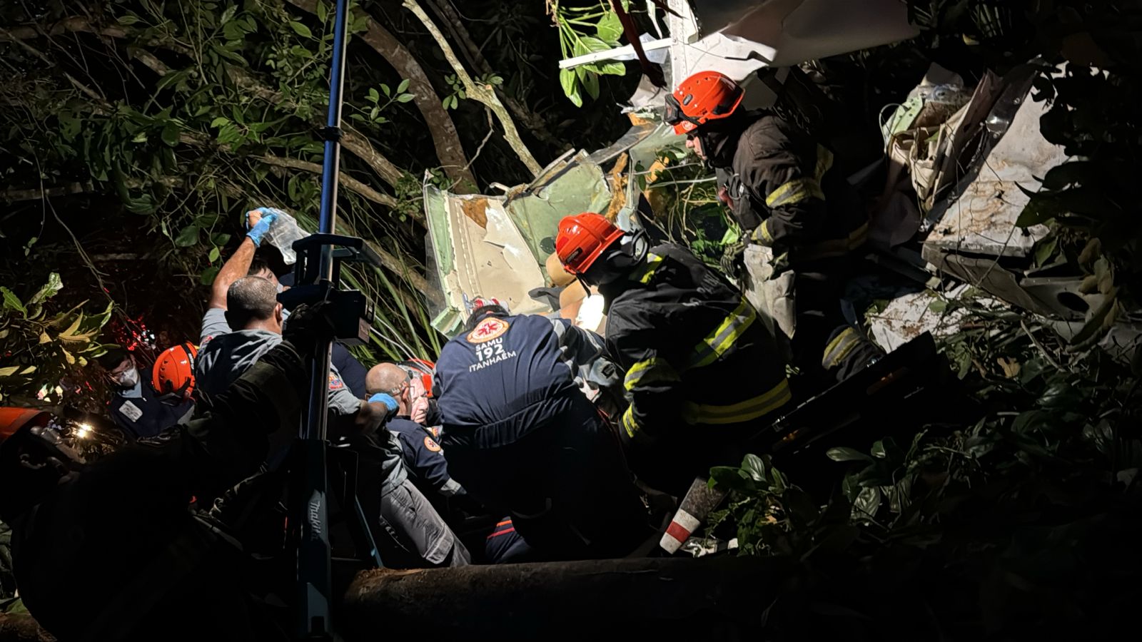 Avi&atilde;o de pequeno porte cai entre Itanha&eacute;m e Peru&iacute;be e deixa um morto e um ferido