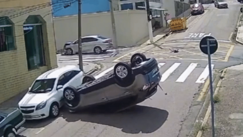 Carro capota após colisão em cruzamento de Jundiaí