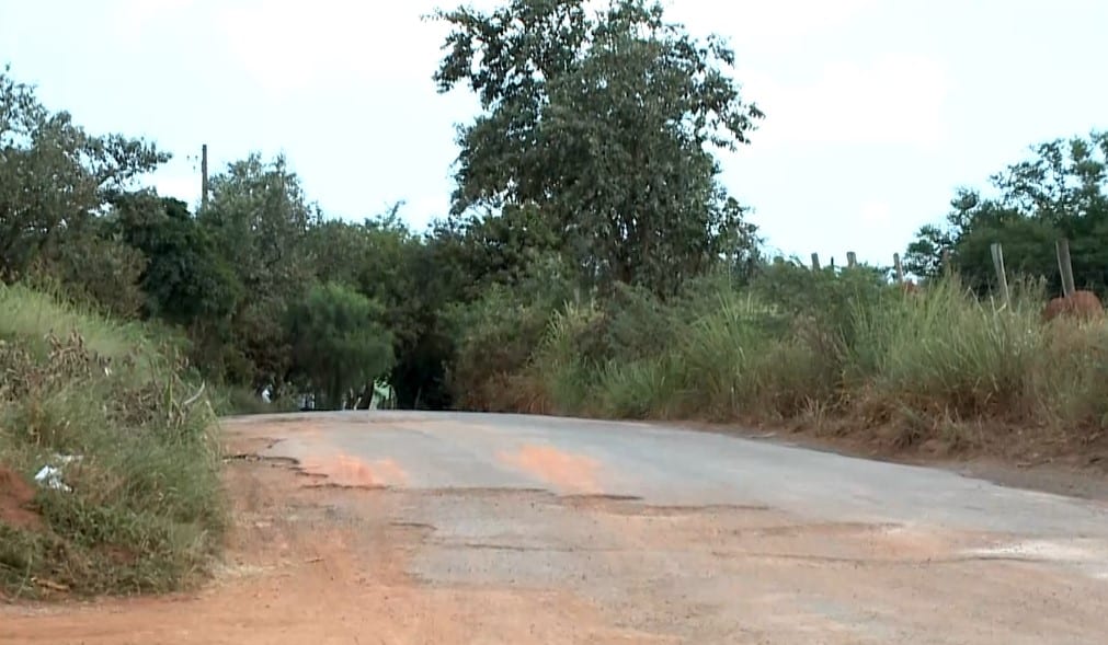 Moradores reclamam de poeira em estrada rural de Tatuí