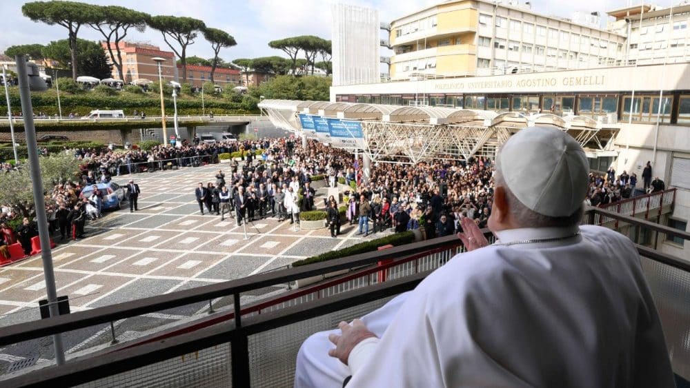 Papa Francisco deixa hospital neste domingo