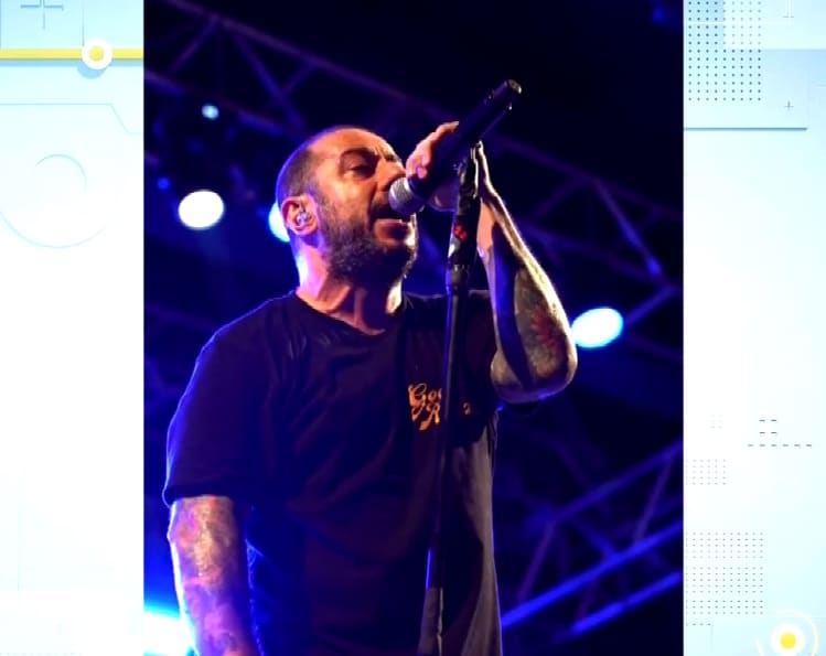 Badau&iacute; cantando em show.