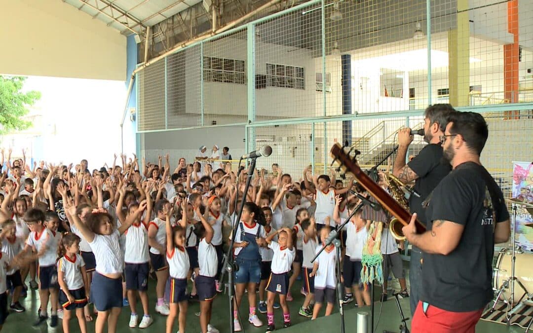 Artistas levam ensino musical a alunos de escolas de Sorocaba