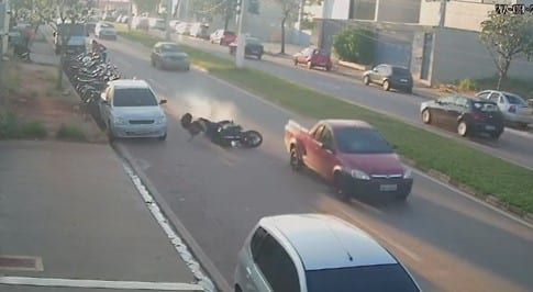 Motociclista morre após perder controle e colidir com carro estacionado em Boituva