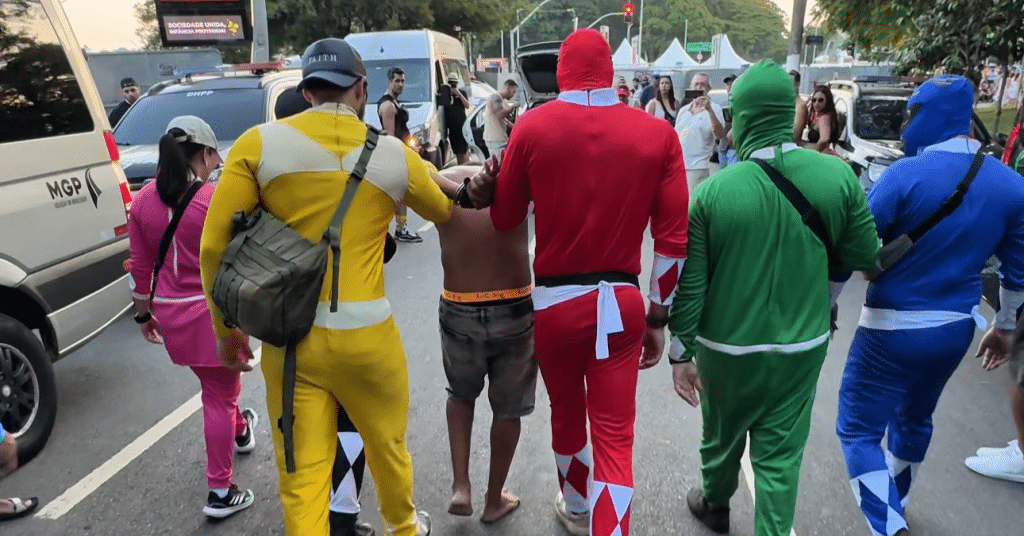 &lsquo;Power Rangers&rsquo; prendem homem durante Carnaval