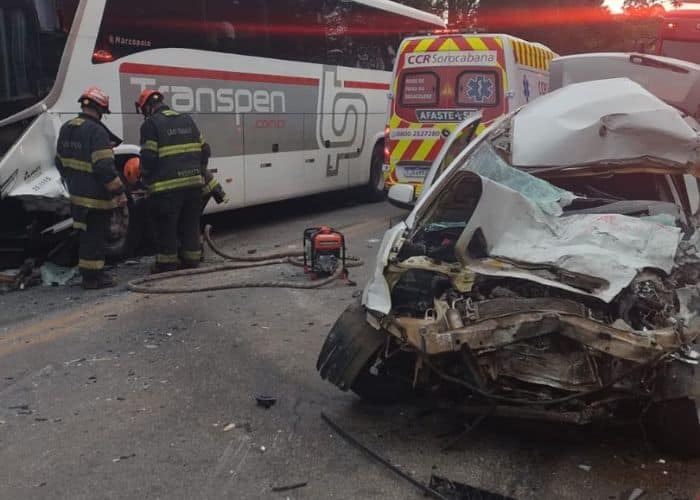 Carro e &ocirc;nibus destru&iacute;dos ap&oacute;s colis&atilde;o