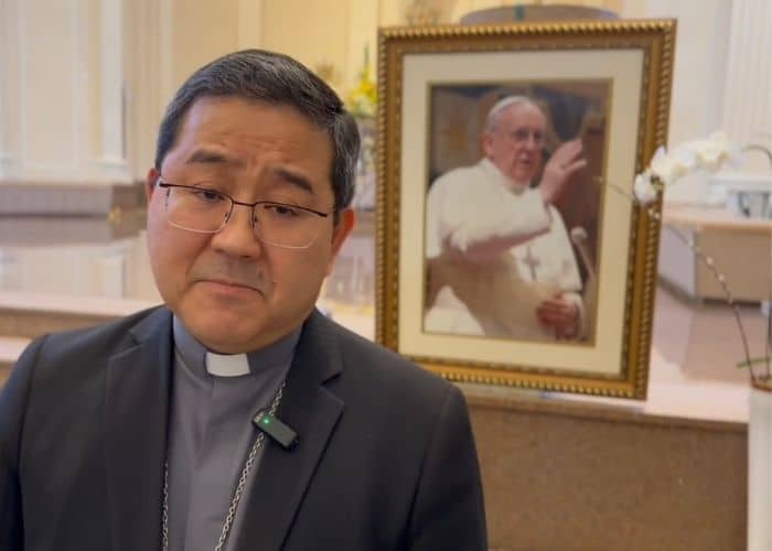 Dom J&uacute;lio com um quadro do Papa Francisco