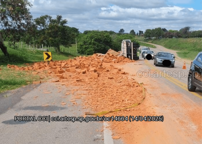 Caminh&atilde;o com 15 toneladas de tijolos tomba na Rodovia Marechal Rondon e interdita pista