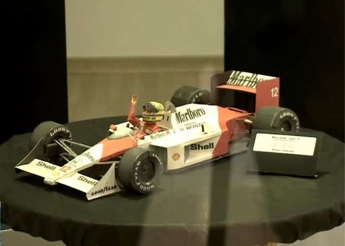 Miniatura de carro exposta.