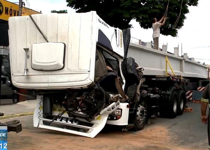 Grave acidente com carreta deixa motorista ferido em Sorocaba