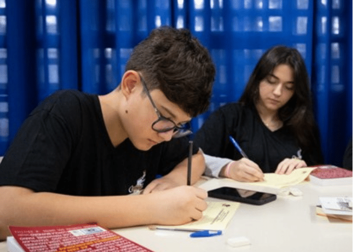Imagem de alunos estudando em uma escola