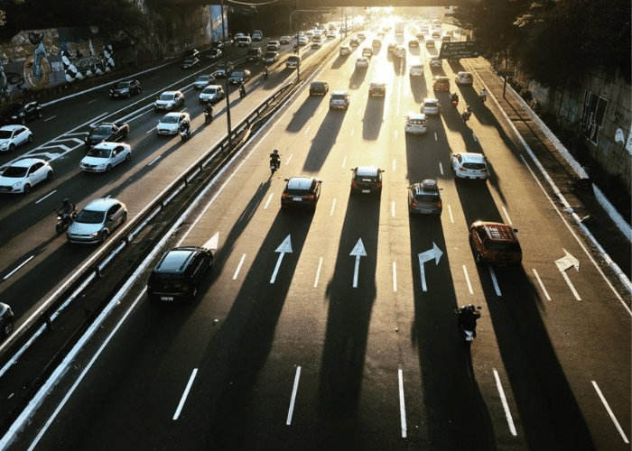 Imagem de carros trafegando por rodovia