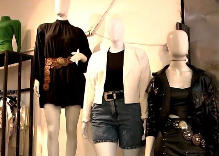 Manequim com roupas.
