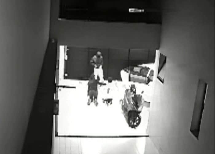 Imagem da c&acirc;mera de seguran&ccedil;a do momento do assalto.