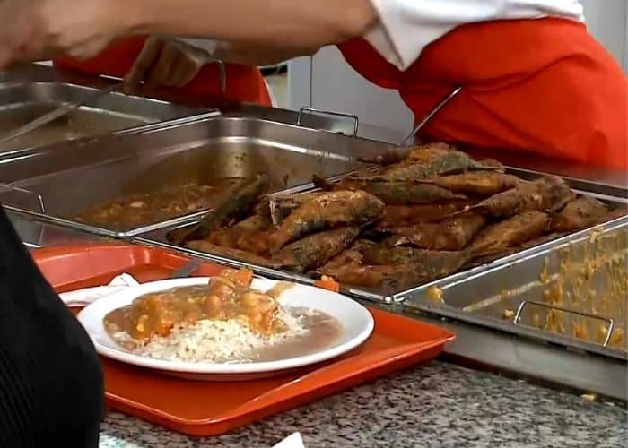 Bandeja com prato de comida.