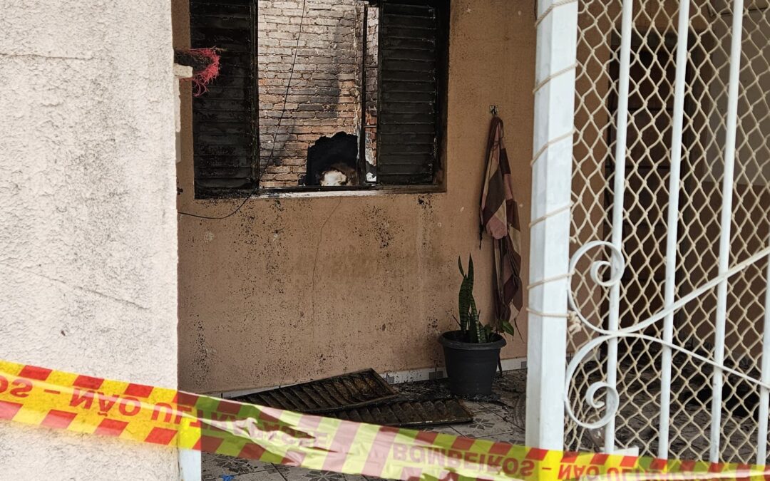 Pessoa morre após incêndio em casa na Vila Hortência