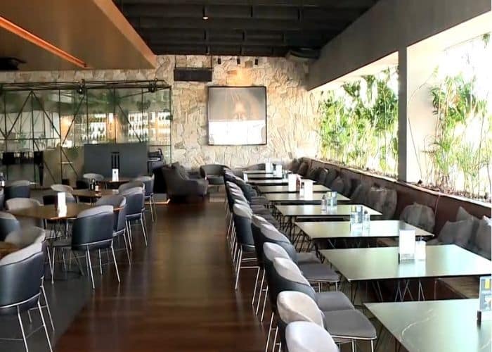 Espa&ccedil;o interno de um restaurante.
