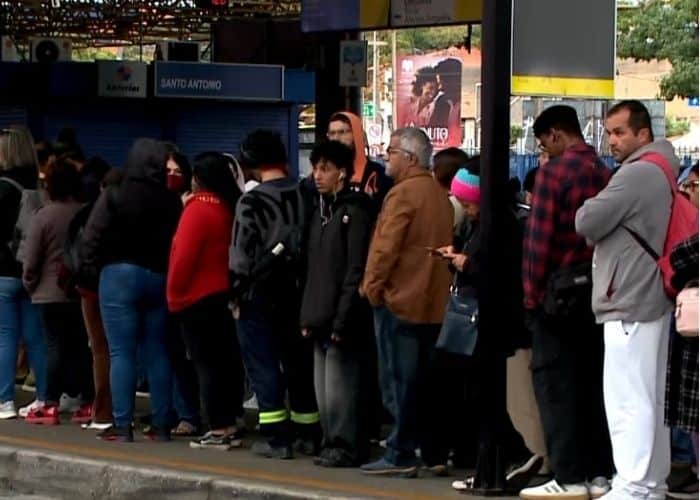Pessoas na fila.