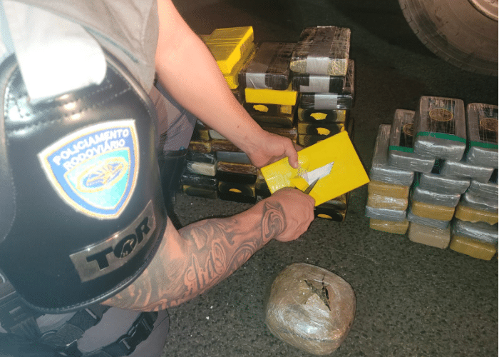 Polícia Rodoviária apreende quase 140 kg de drogas em caminhão com placas da Bolívia em Quadra