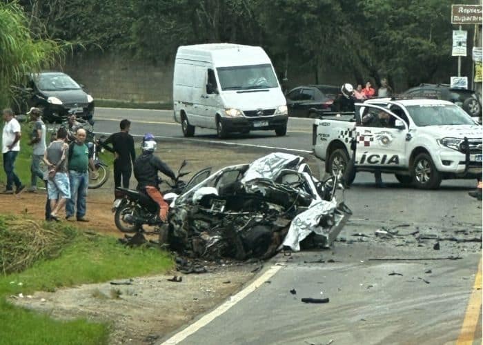 Imagem de uma carro inteiramente avariado.