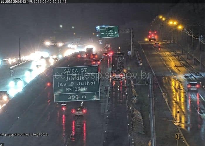 Imagem de ve&iacute;culos trafegando na rodovia Anhanguera