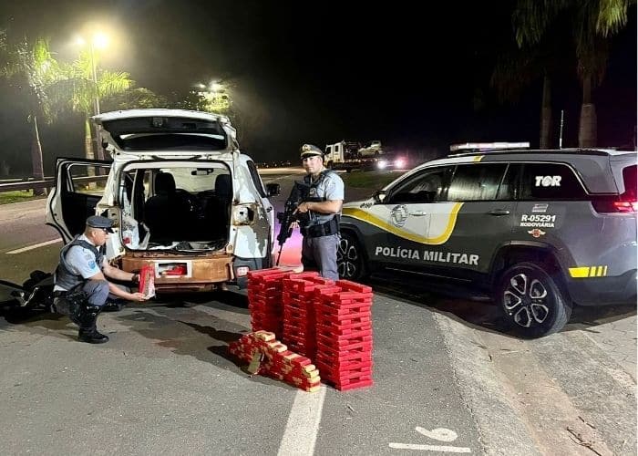 A imagem mostra Policiais apreendendo drogas em rodovia