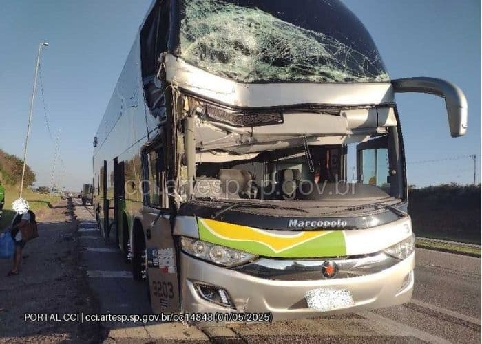 Imagem de uma &ocirc;nibus batido