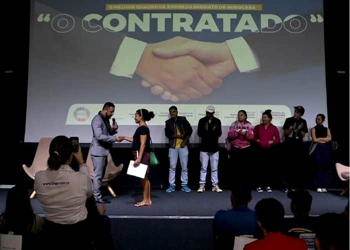 Palco do mutir&atilde;o de empregos.