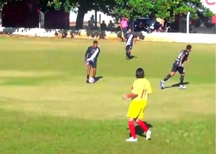 Jogadores no campo de futebol.