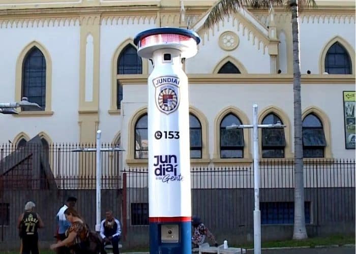 Uma das torres de seguran&ccedil;a.