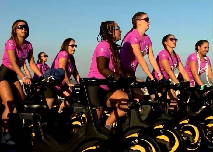 Pessoas pedalando.